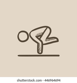 Hombre haciendo yoga grúa pose icono de boceto vectorial aislado en el fondo. Hombre dibujado a mano haciendo un icono de la pose del yoga grúa. Hombre haciendo yoga grúa posa icono de boceto para infografía, sitio web o aplicación.