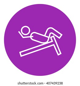 Homem fazendo muletas no ícone de linha de bancada inclinada.