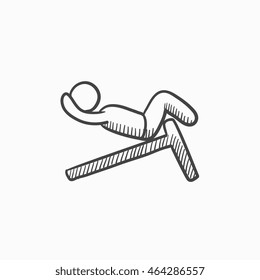 Hombre haciendo cruzas en el icono de esbozo del vector del banco de inclinación aislado en el fondo. Hombre dibujado a mano haciendo cruzas en el icono del banco de inclinación. El hombre que hace un esbozo de icono para infografía, sitio web o aplicación.