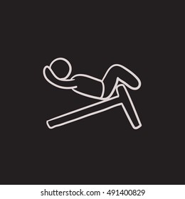 Hombre haciendo cruzas en el icono de esbozo del vector del banco de inclinación aislado en el fondo. Hombre dibujado a mano haciendo cruzas en el icono del banco de inclinación. El hombre que hace un esbozo de icono para infografía, sitio web o aplicación.