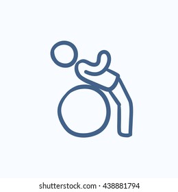 Hombre haciendo ejercicios sobre el icono del boceto vectorial de la bola del gimnasio aislado en el fondo. Hombre dibujado a mano haciendo ejercicios sobre el icono de la bola del gimnasio. Hombre haciendo ejercicios en un icono de boceto de bola de gimnasia para infografía, sitio web o aplicación.