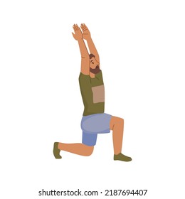 Hombre haciendo ejercicio de flexión de cadera a medio arrodillarse. Ilustración vectorial plana aislada en blanco. Masculino de Anjaneyasana o yoga de bajo pulmón posan con las manos arriba. Actividades deportivas