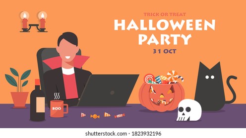 Hombre con disfraces de Drácula conectándose en línea en una laptop para celebrar festival de Halloween en casa con calabaza, caramelos, gato y cráneo, ilustración de pancarta de vector plano