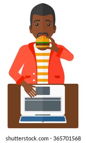 Hombre comiendo hamburguesa. 