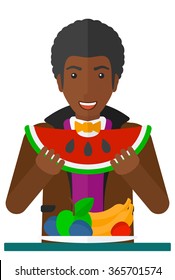 Hombre comiendo sandía.