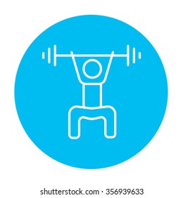 Homem exercitando-se com ícone de linha de barbell para web, celular e infográficos. Ícone branco vetorial no círculo azul claro isolado no fundo branco.