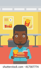 Hombre con comida rápida.