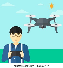 Hombre volando drone.