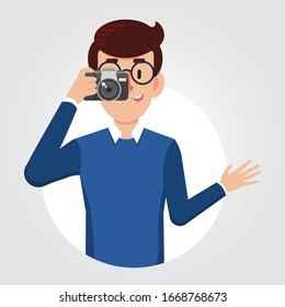 Un hombre con anteojos toma una foto con cámara de fondo de círculo blanco