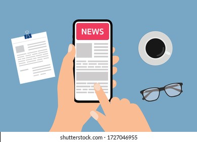 Manos de hombre sosteniendo noticias de lectura de smartphone con una taza de café, documento y mirador de fondo azul.