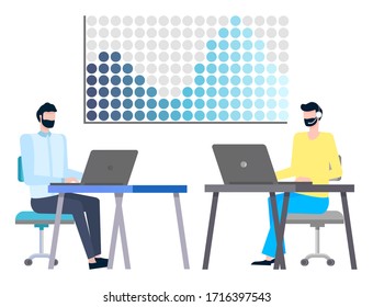 Hombre con auriculares, consultores en línea trabajando en computadoras. Empleados bancarios vectores o trabajadores de oficina, corredores inmobiliarios analizan las ventas y planifican el trabajo