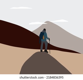 Hombre excursionista con mochila sobre una montaña. Concepto de vida activa. Deportes, recreación al aire libre, aventuras en la naturaleza, vacaciones.