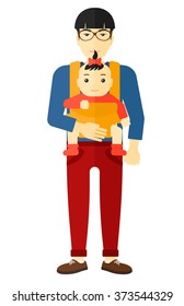 Homem segurando o bebê em tipoia.