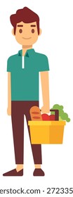 Um homem está segurando uma cesta cheia de vegetais e frutas