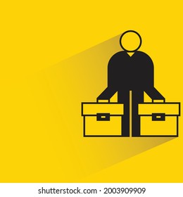 hombre sostiene un icono del maletín sobre fondo amarillo