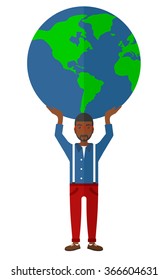 Hombre sujetando el globo.