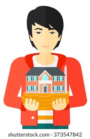 Hombre sosteniendo el modelo de casa.