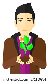 Hombre sujetando la planta.