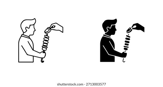 Hombre que sostiene el pincho mientras que la mano agrega la comida, presentada como iconos del contorno y de la silueta, aislados en blanco