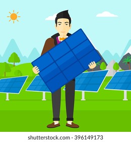 Mann, der Solarzelle hält.