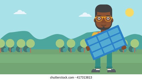 Hombre sujetando el panel solar.