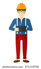 Mann, der Tablet-Computer hält.