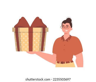 Un hombre sostiene una caja de regalo festiva. Ilustración vectorial moderna de color plano.