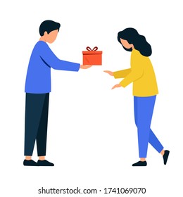 Un hombre sostiene una caja de regalo en sus manos. Una mujer recibe un regalo de un joven.