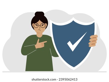 Un hombre sostiene un escudo en su mano, un símbolo de seguro. Vector