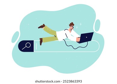 Um grande usuário de internet encontra-se na barra de pesquisa do navegador, e usa laptop para navegar no ciberespaço. Guy está procurando na internet informações sobre maneiras de conseguir um novo emprego com mais renda ou aumentar as qualificações