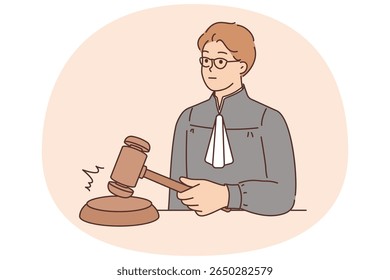 Juiz homem bate com martelo de madeira sinal de decisão final e pronúncia de sentença para criminoso ou violador. Juiz jovem de roupão decide sobre disputa legal entre pessoas ou empresas