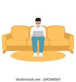 hombre con ordenador portátil en sofá amarillo, ilustración vectorial, estilo plano