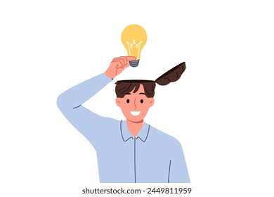 El hombre aprende sobre la idea innovadora pone la bombilla dentro de la cabeza para mejorar su propio pensamiento creativo. Brillante idea del hombre de negocios surgió con una nueva invención durante una sesión de lluvia de ideas
