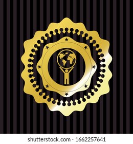 hombre levantando icono mundial dentro del emblema dorado o la placa