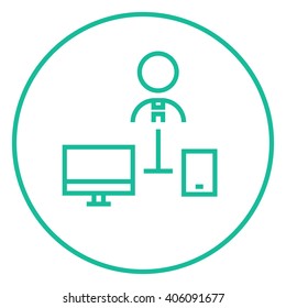 Hombre vinculado con el icono de la computadora y la línea telefónica.