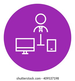 Mann mit Computer und Telefonleitung Symbol verbunden.