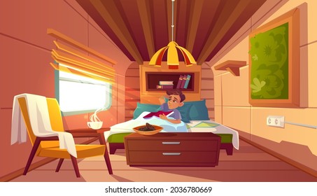 Der Mann liegt morgens im Bett im Camper. Vektorgrafik-Illustration der gemütlichen Inneneinrichtung des Schlafzimmers in Wohnwagen mit glücklichem Charakter, Bücher, Sessel, Kaffee und Kekse auf Nachttisch