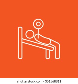 Hombre tendido en el banco y levantando el icono de la línea de barbacoa para web, móvil e infografía. Icono blanco vector aislado en fondo rojo.