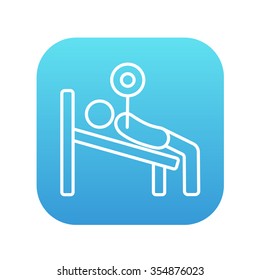 Hombre tendido en el banco y levantando el icono de la línea de barbacoa para web, móvil e infografía. Icono de blanco vector en el cuadrado de gradiente azul con esquinas redondeadas aisladas en fondo blanco.