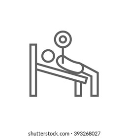 Hombre tendido en el banco y levantando el icono de la línea de barbacoa.