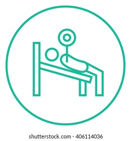 Hombre tendido en el banco y levantando el icono de la línea de barbacoa.