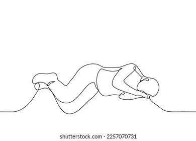 hombre tendido en el suelo o en el suelo usando sus propias manos en lugar de una almohada - un vector de dibujo de una línea. concepto sin hogar, dormir en la calle