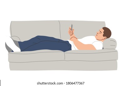 un hombre está tumbado en el sofá con un teléfono en la mano, ilustración vectorial plana
