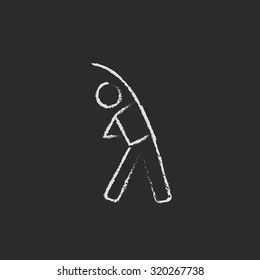 Mann, der Übungen handgezeichnet in Kreide auf einem schwarz-weißem Vektorsymbol einzeln auf schwarzem Hintergrund.