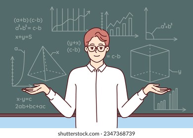 Un profesor de matemáticas se encuentra cerca de la pizarra escolar con fórmulas y dibujos geométricos. Joven profesor inteligente de camisa blanca y gafas trabaja en la universidad estudiando ciencias matemáticas