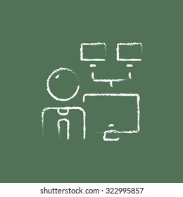 Hombre con monitores dibujados a mano con tiza en un icono blanco vectorial de pizarra aislado en un fondo verde.