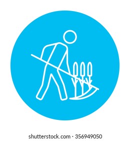 Der Mensch mäht Gras mit einem scythe line Symbol für Web-, Mobil- und Infografiken. Vektorweißes Symbol auf hellblauem Kreis, einzeln auf weißem Hintergrund.
