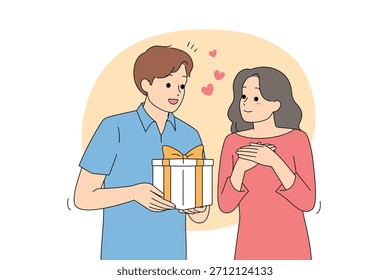 Hombre que ofrece regalo envuelto a la pareja, sorpresa acogedora