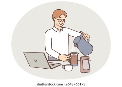 Trabalhador de escritório de homem prepara café zero água quente da chaleira na mesa com laptop. Jovem funcionário do escritório prepara o café para se recuperar após a rotina da papelada e começar o novo projeto no chefe de instruções