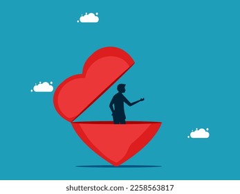 el hombre abre un corazón rojo. Abre tu mente a los negocios. finanzas e inversión